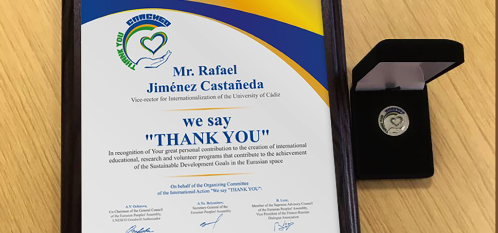 El vicerrector de Internacionalización recibe el Premio ‘Decimos GRACIAS’ de la Asamblea de los Pueblos de Eurasia